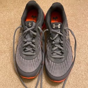 Big boys Under Armour size 7 sneakers. Never worn.